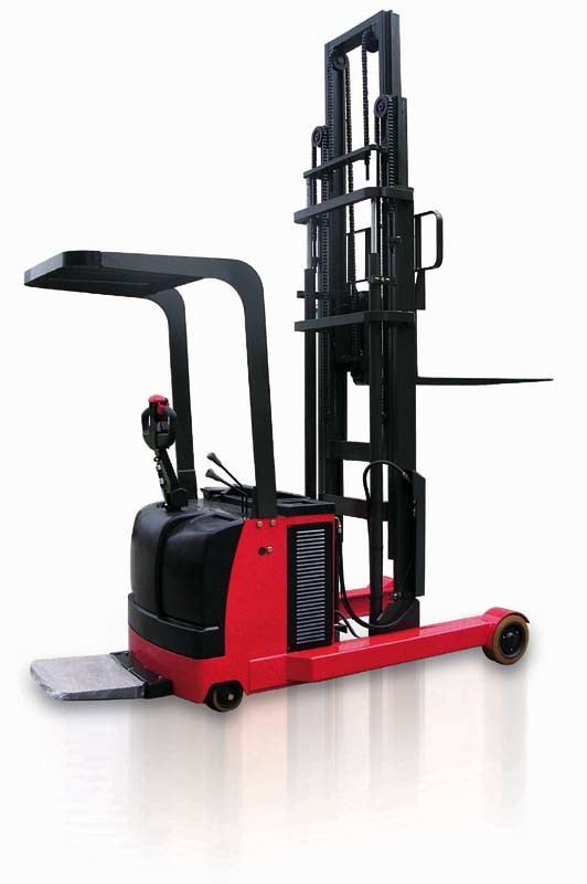 Electric Reach Truck With Triplex Mast With Driver Overhead Protection