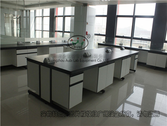 Customized Central Bench for Lab