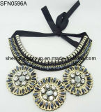 Fashion Jewelry Alloy Flower Accessories with Crystal and Beads Necklace (SFN0296A)