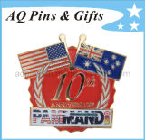 Metal Gold Flag Crossed Pin Badge with Enamel Badge (badge-040)