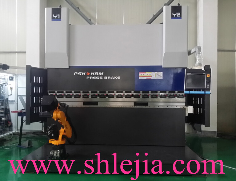 High Performance Hydraulic Synchronized CNC Press Brake with Robot