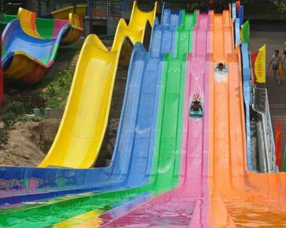 Multi-line thrilling wavy slide/aquatic slide