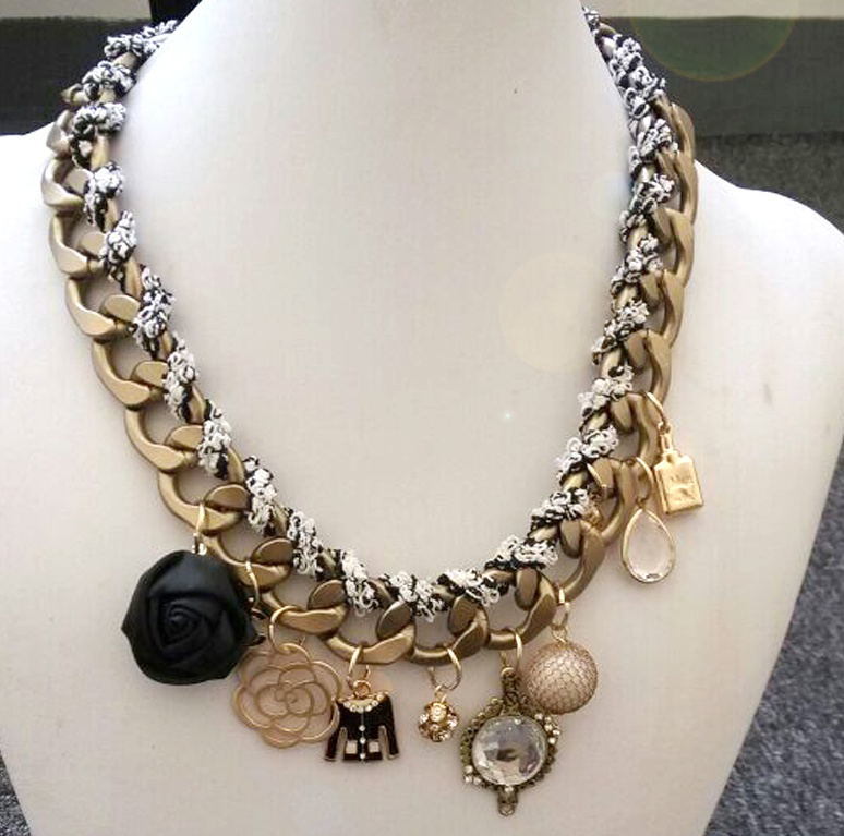 Ladies' Fashion Necklace with Some Small Pendants (NL034)