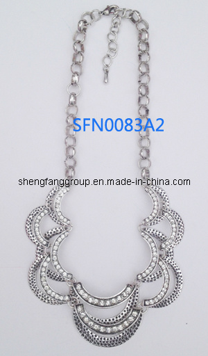 Fashion Jewelry Cresent Alloy with Glass Stone Charm Necklace Fashion Jewelry (SFN0083A)