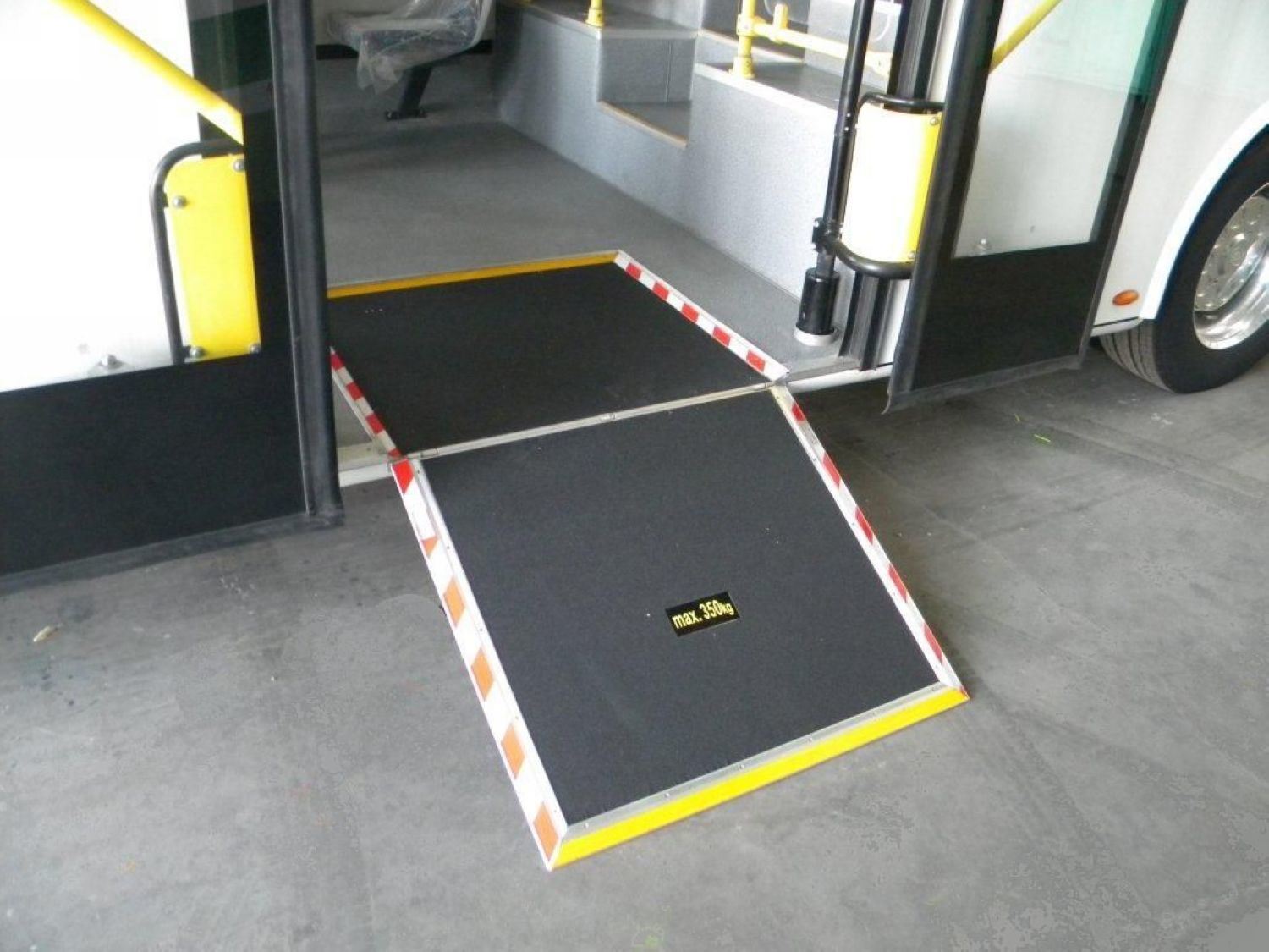Manual Folding Wheelchair Ramp for Low Floor Bus (FMWR-1A)
