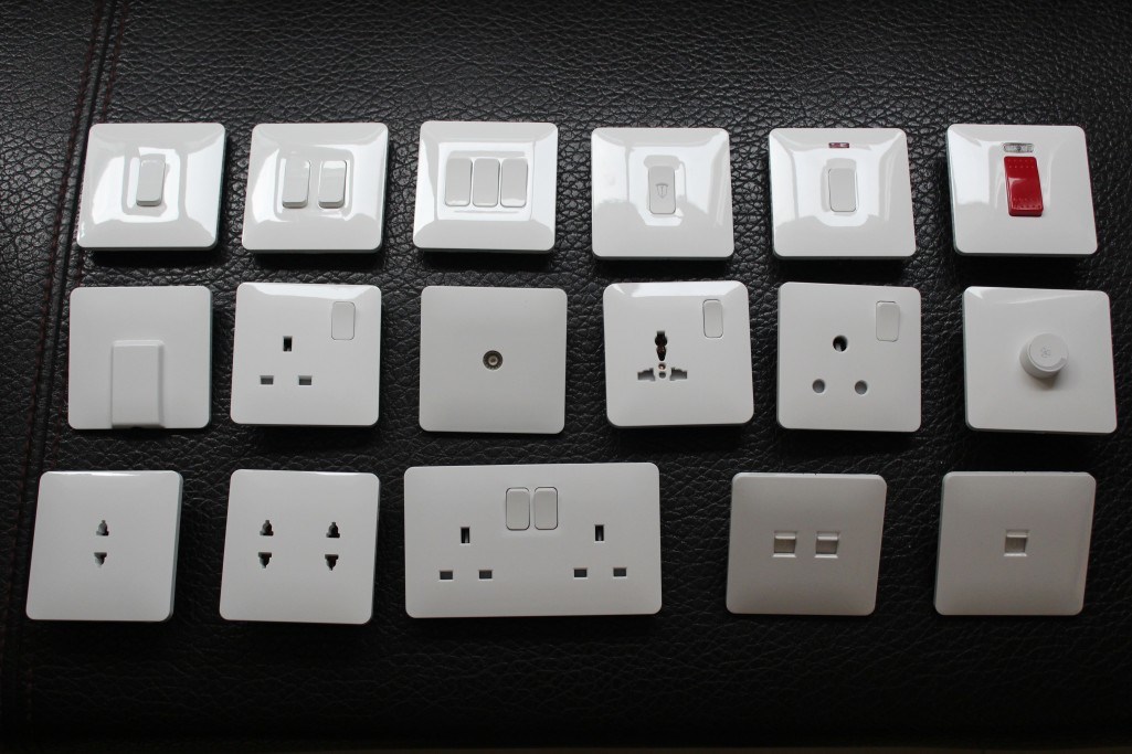 2015 New Design UK Line Wall Switch Socket