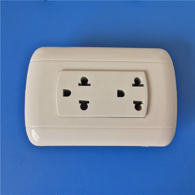America Style ABS Material Iron/Copper Wall Socket (W-061)