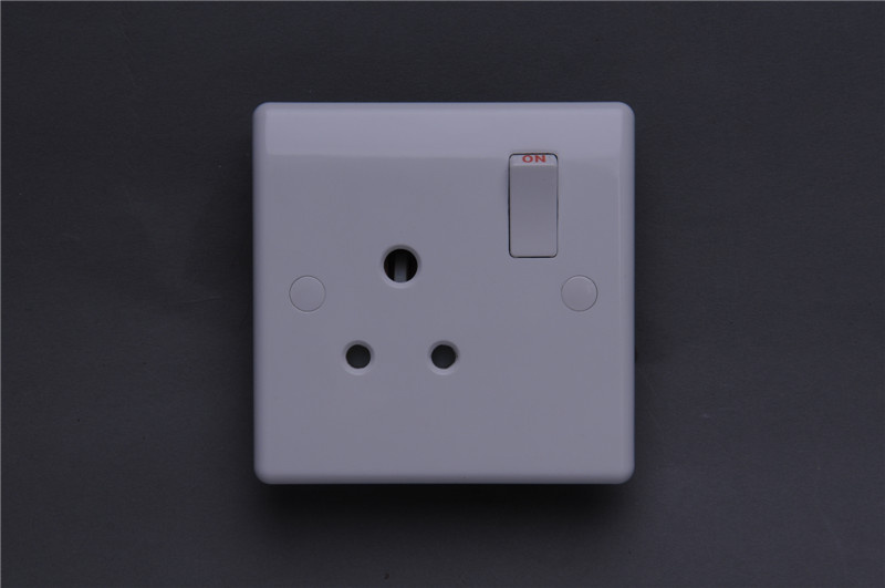 British Type 1 Gang 5A Switch Socket