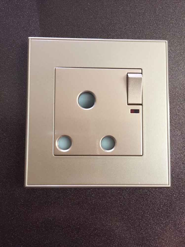 Factory Outlet 15A Switched Socket with Indicator