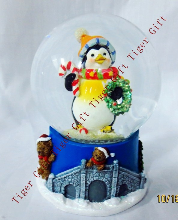 Polyresin Christmas Penguin Snowglobe 80mm Tg2276